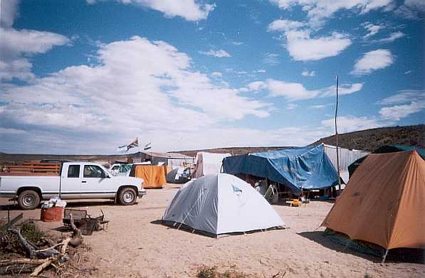 Ons tentekamp by die skuur