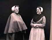 Effens skaam lag hierdie twee vroue van Katwijk