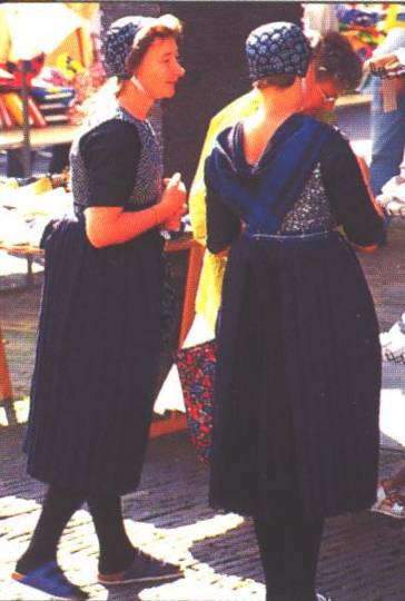 Op die mark van Zwolle sien 'n mens dikwels Staphorster vroue saam lag en baljaar